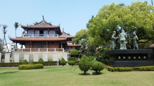Chihkan Tower (赤崁樓), the site of the Dutch outpost Fort Provintia, built in 1653. The statues on the right depict the Dutch surrender to Ming Dynasty General Koxinga (鄭成功;) in 1662.